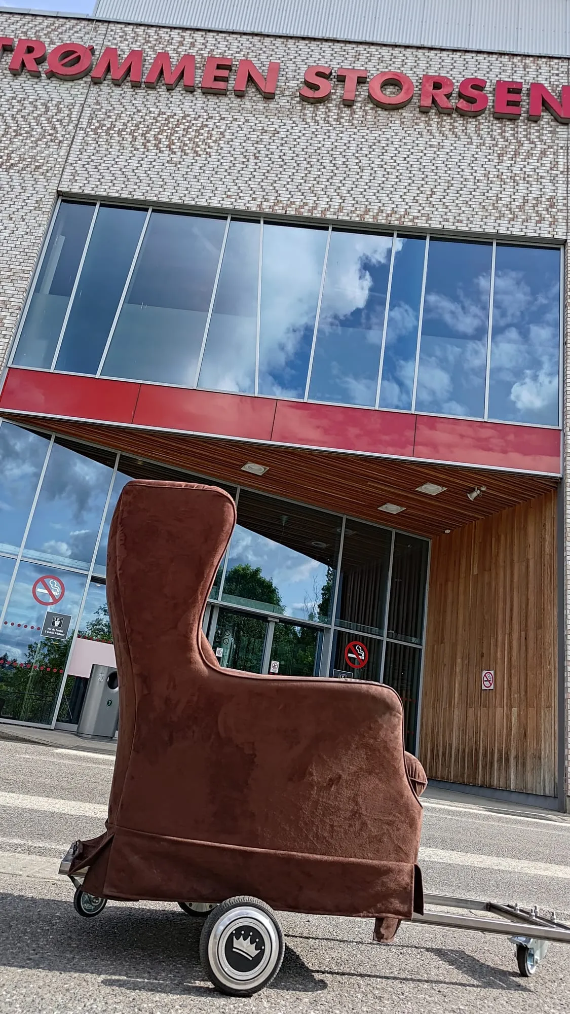 The armchair parked outside Strømmen Storsenter